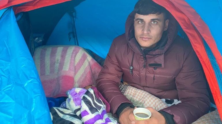 Une minorité des réfugiés afghans qui campent devant le Petit Château acceptent un abri, les autres refusent