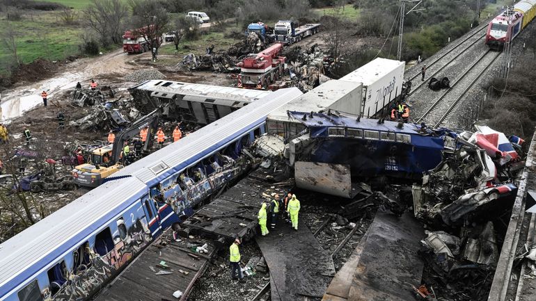 Collision entre deux trains en Grèce : le bilan s'alourdit à 57 morts, manifestations contre les défaillances