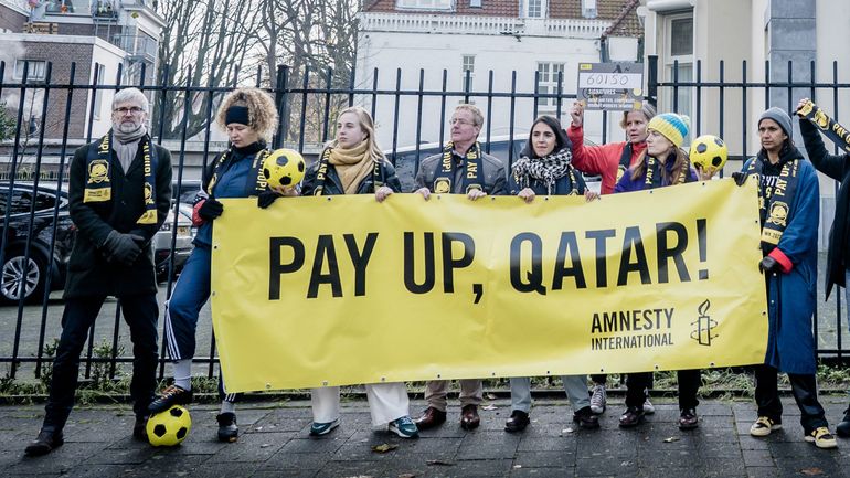 Amnesty déploie une banderole devant l'ambassade du Qatar à Bruxelles