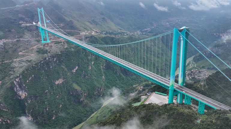 La Chine inaugure le pont du canyon de Huajiang, le plus haut du monde