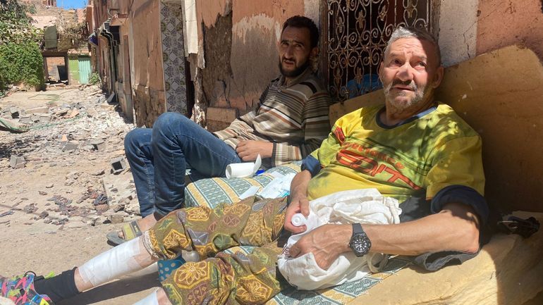 Séisme au Maroc : par endroits, enfants et familles attendent toujours des secours qui ne viennent pas