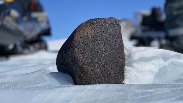Une équipe scientifique internationale menée par une géologue belge découvre une météorite de 7,6 kg sur le continent Antarctique.