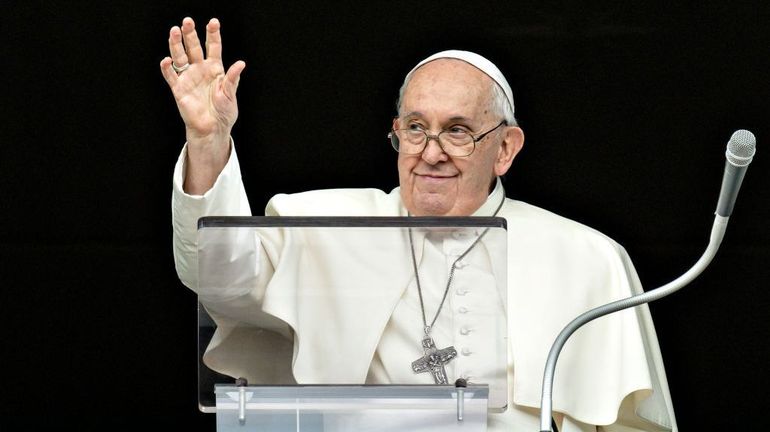 Quels sont les pouvoirs du pape, qui vient de révoquer un évêque américain très critique envers lui ?