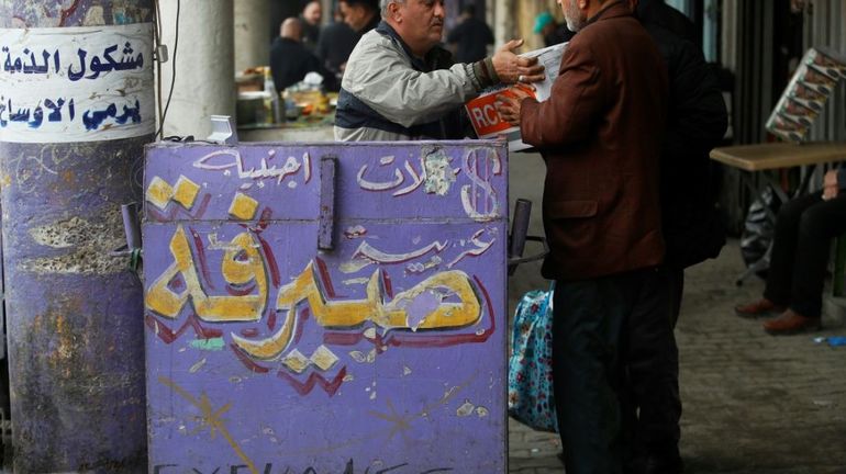 Irak: le dinar s'affaisse face au dollar, les autorités se mobilisent