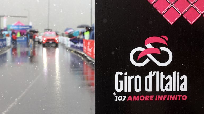 "Ridicule", un "cirque", des "dinosaures": la neige sème le chaos entre coureurs et organisateurs du Giro