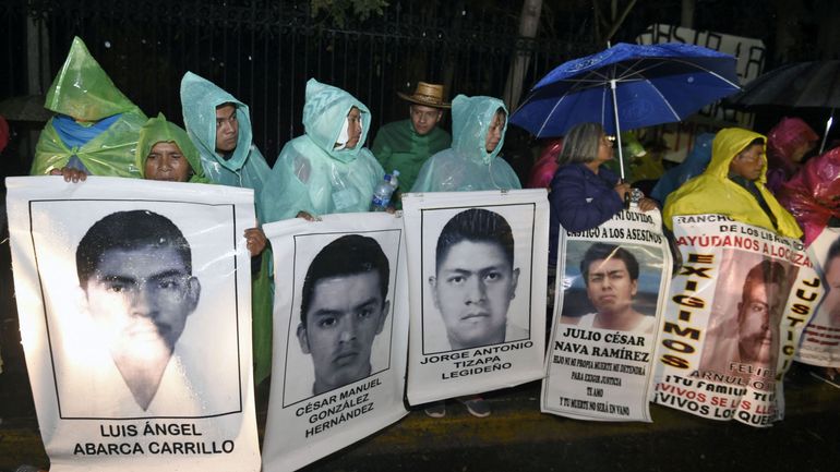 Au Mexique, l'ex-procureur général a été arrêté, 64 policiers et militaires sont recherchés pour la disparition de 43 étudiants en 2014