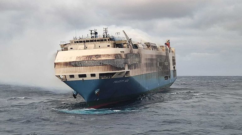 Un cargo de voitures de luxe, qui avait pris feu aux Açores, a fait naufrage
