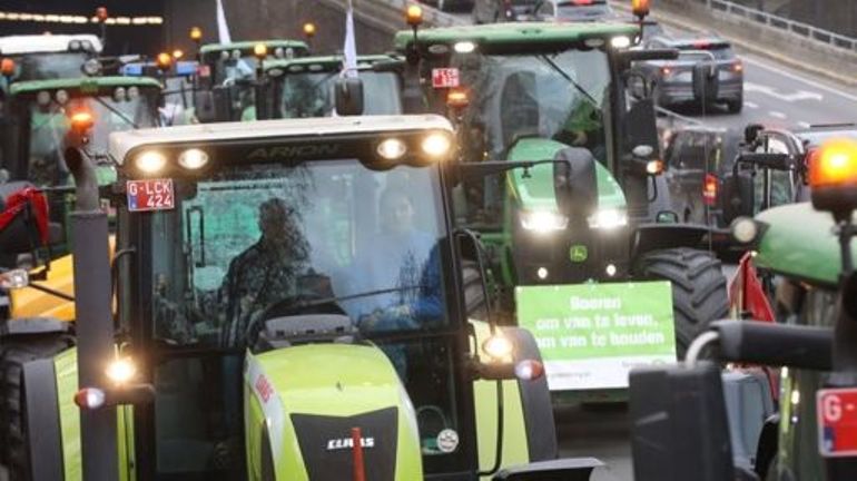 Manifestation des agriculteurs flamands à Bruxelles : les tracteurs commencent à quitter le centre de la capitale