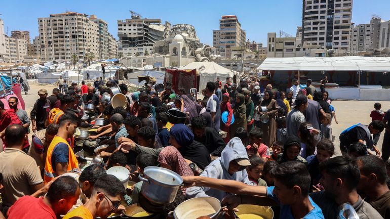 Quelques camions d'aide humanitaire 