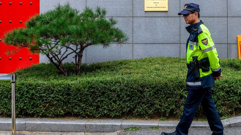Deux policiers sud-coréens poignardés devant un bâtiment présidentiel à Séoul