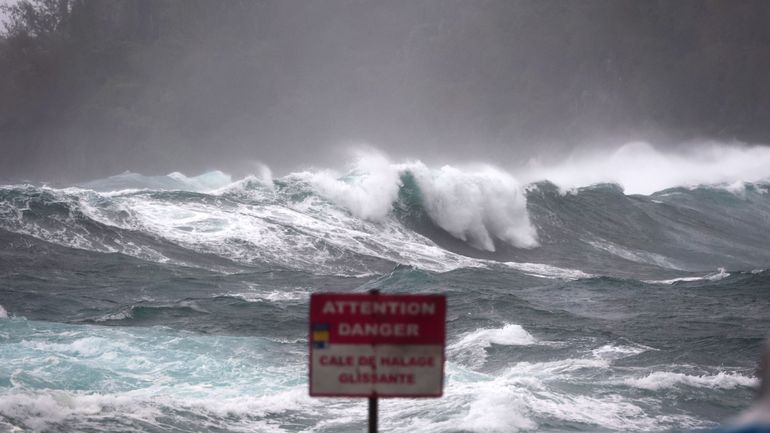 Cyclone dans le sud-est de l'océan Indien : un pétrolier mauricien s'est échoué près des côtes de la Réunion