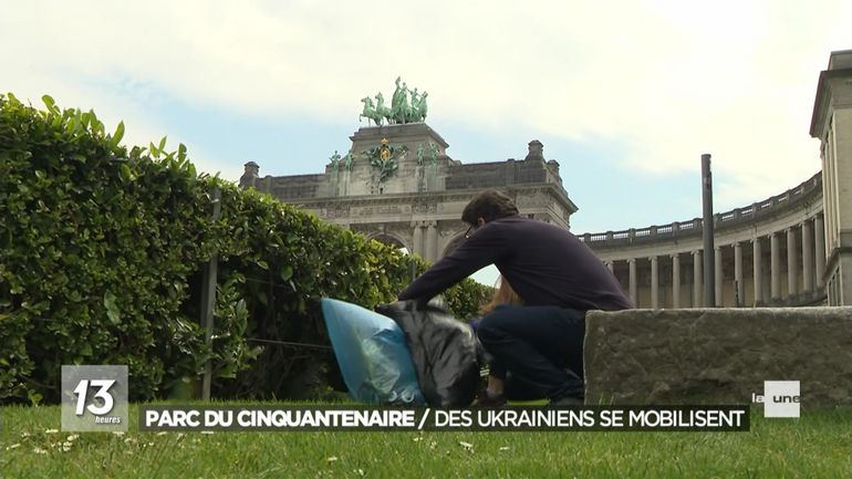 Une trentaine d'Ukrainiens nettoient le Parc du cinquantenaire