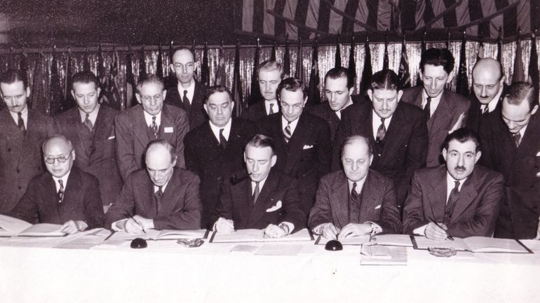 Signature de l'accord fondant l'Organisation de l'aviation civile internationale (OACI) à Chicago en 1944.