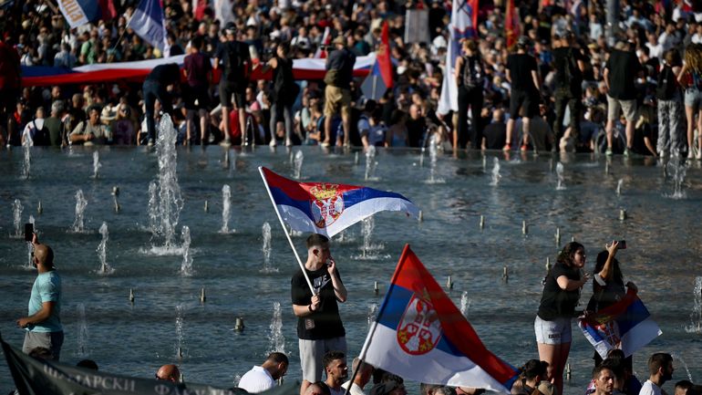 Serbie : 140.000 manifestants défilent à Belgrade pour réclamer des élections anticipées, la police utilise des gaz lacrymogènes