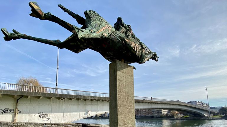 À Namur, &#34;le cheval Bayard&#34;, l’œuvre d’Olivier Strebelle, s’élance en bord de Meuse, depuis 65 ans