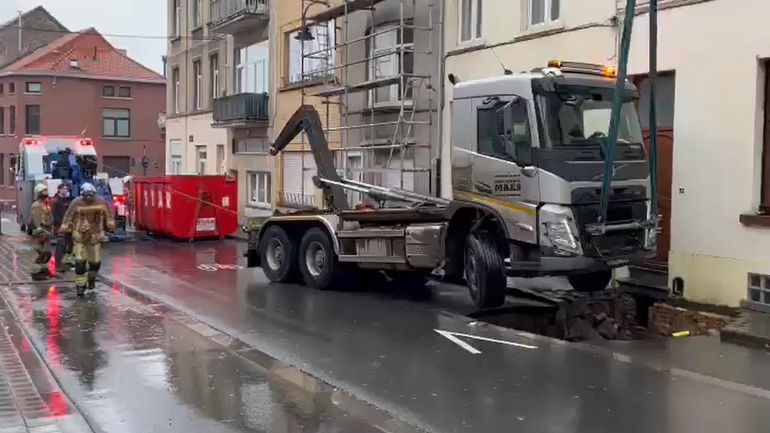 Laeken : un camion provoque un effondrement de la chaussée et une fuite de gaz