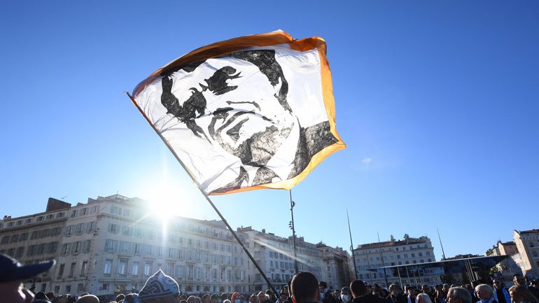 Obsèques de Bernard Tapie : à Marseille, des milliers de supporters accompagnent le convoi funéraire