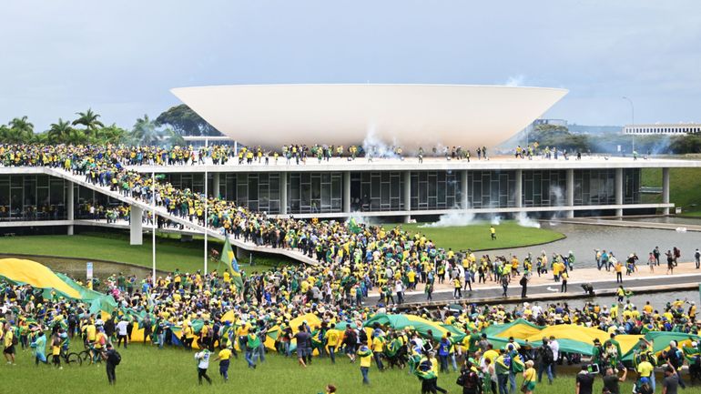 Brésil : des bolsonaristes sèment le chaos dans les lieux de pouvoirs à Brasilia, Lula condamne l'invasion de 