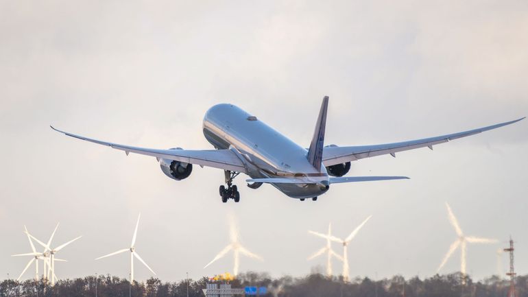 Transport aérien aux Pays-Bas : l'aéroport de Schiphol fixe un nombre limite de passagers par jour cet été
