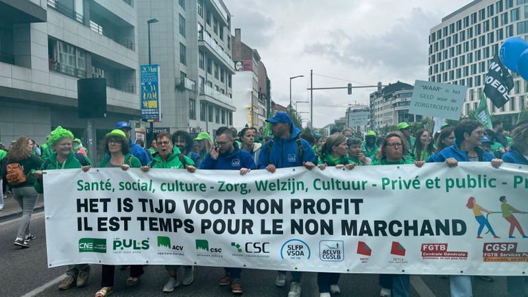 Manifestation du secteur non marchand : le cortège défile dans les rues de la capitale