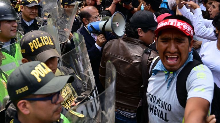 Manifestations au Pérou : l'état d'urgence déclaré sur tout le territoire, la présidente annonce des élections en 2023