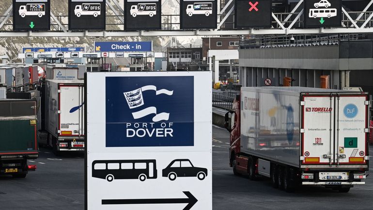 De longues files à Douvres pour les Anglais désirant traverser la Manche pour les vacances