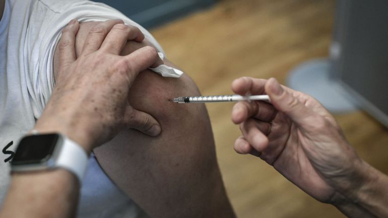 Coronavirus : le régulateur européen autorise un vaccin Pfizer contre des sous-variants d'Omicron