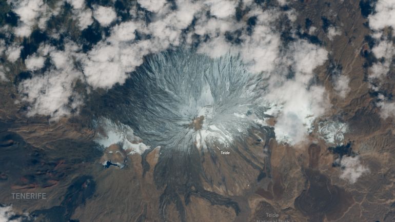 L'image satellite du jour : le célèbre Mont Teide, aux Îles Canaries, recouvert de neige