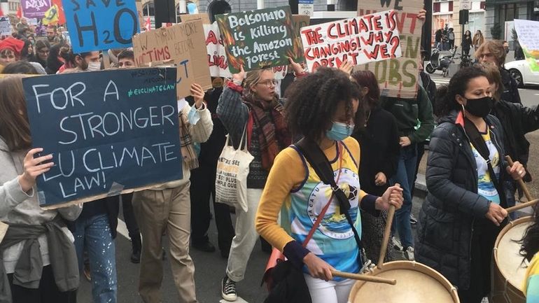 Environ 1000 personnes manifestent pour le climat à Bruxelles : 
