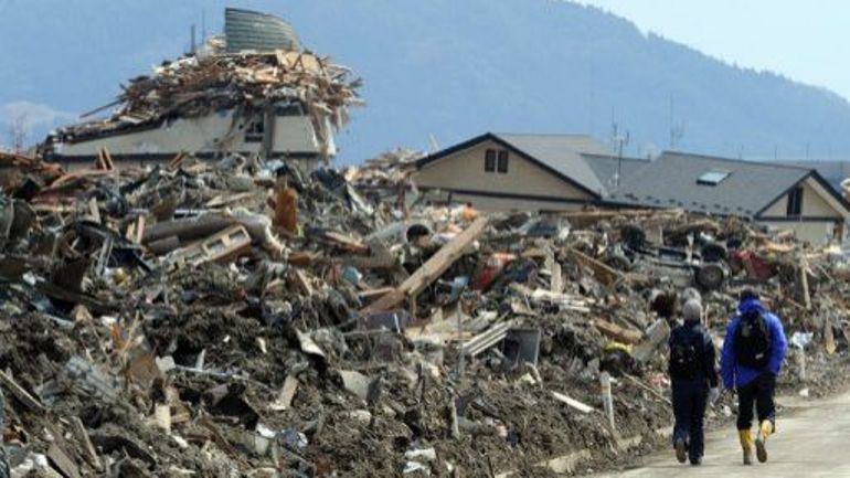 Des montagnes de débris dans le port de pêche de Rikuzentakata, sur la côte est du Japon, le 29 mars 2011, dix huit jours après le passage du tsunami