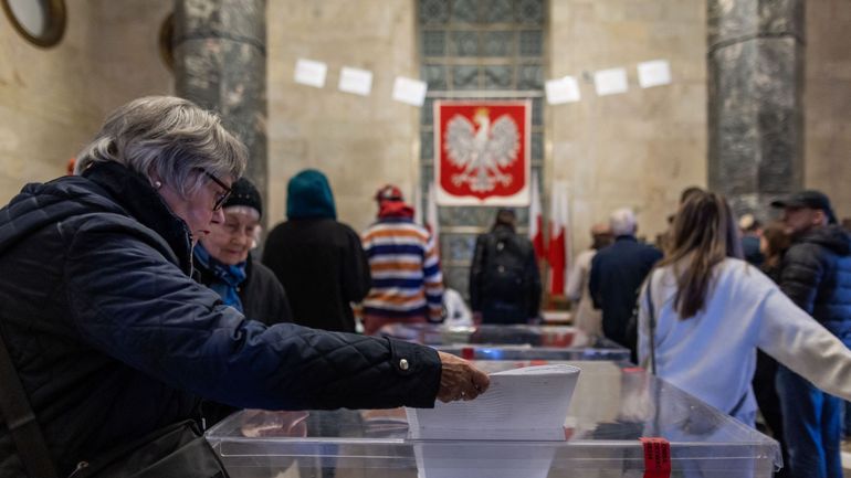 Elections en Pologne : majorité pour l'opposition pro-européenne, selon les sondages à la sortie des urnes