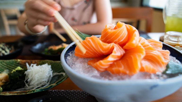 Le saumon d'élevage est-il vraiment orange?