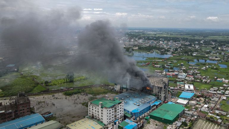 Incendie dans une usine au Bangladesh : un nouveau bilan fait état de plus de 50 décès