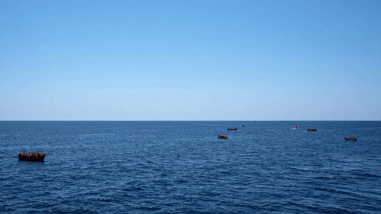 Au moins 30 migrants portés disparus après deux naufrages au large de l'Italie : 