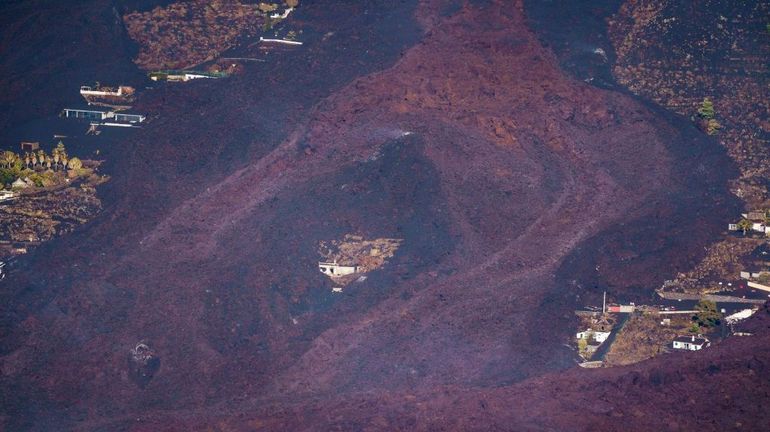 La lave du volcan aux Canaries atteint l'océan, craintes de gaz toxiques