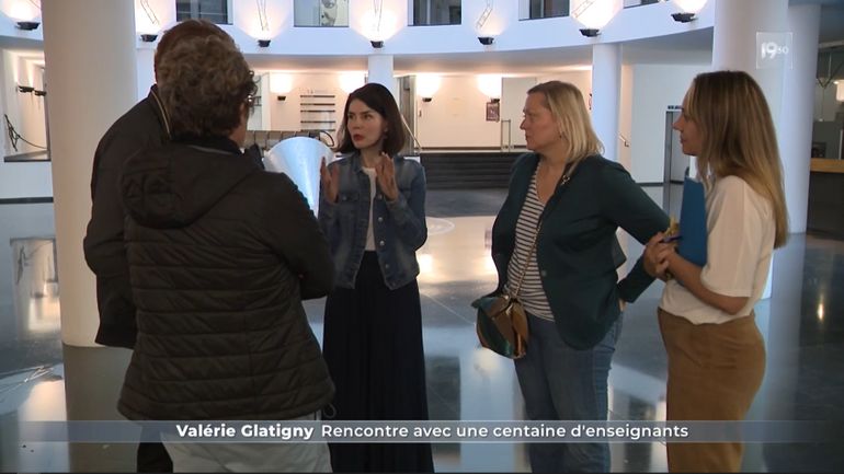 Une centaine d'enseignants conviés par la ministre Valérie Glatiny, une rencontre qui fait des remous