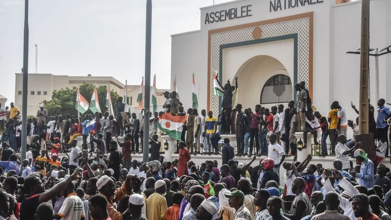 Coup d'Etat au Niger : des milliers de personnes ont manifesté devant l'ambassade de France à Niamey
