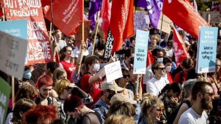 Pays-Bas : des milliers de personnes protestent contre la crise du logement