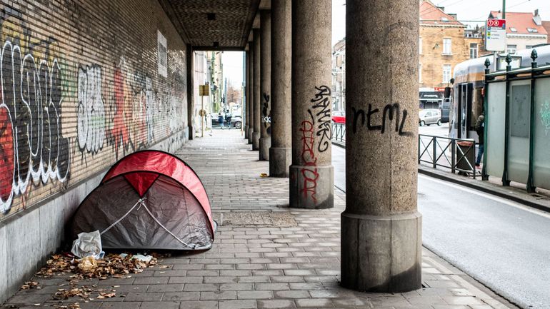 Morts de la rue : une cérémonie pour les 81 personnes sans-abri décédées à Bruxelles en 2024