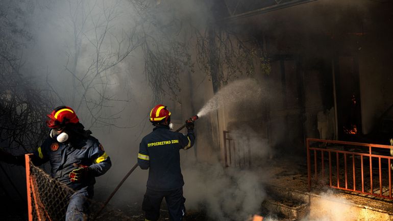 Un nouvel incendie fait rage près d'Athènes avant un week-end torride, selon les prévisions
