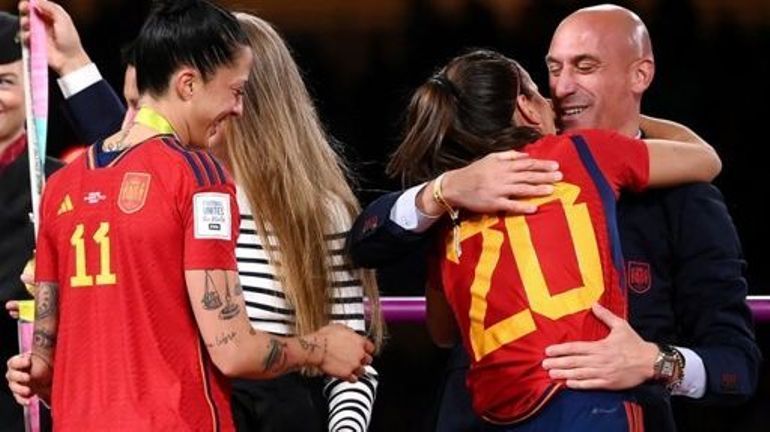 Baiser forcé : la Liga féminine de foot réclame la mise à pied du président de la fédération espagnole