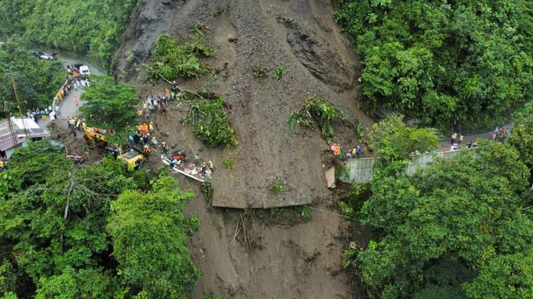 Colombie : au moins 27 morts dans un glissement de terrain qui a enseveli un bus