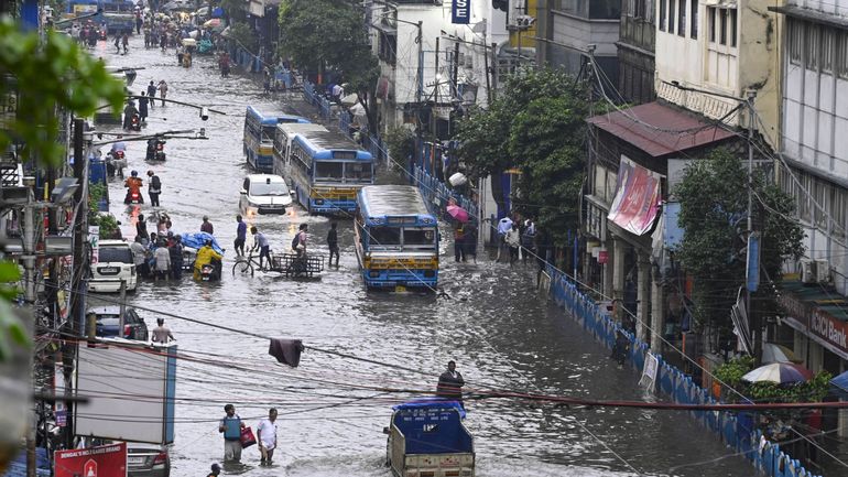 Au moins 26 morts et des centaines de milliers de sinistrés : des lâchers d'eau de barrages controversés virent au drame en Inde