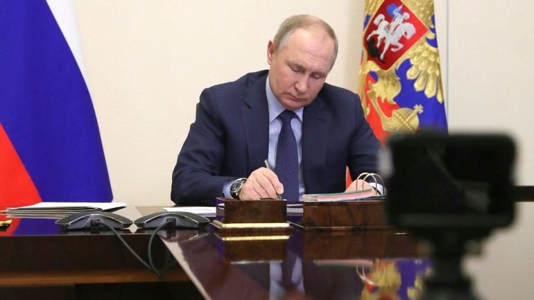 Guerre en Ukraine : Vladimir Poutine signe une loi réprimant les 