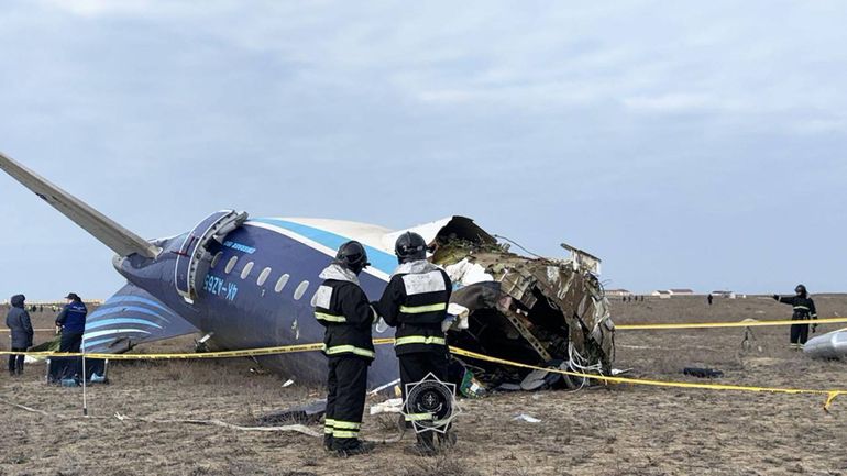 Crash d'avion au Kazakhstan : des experts émettent l'hypothèse d'une responsabilité russe, le Kremlin appelle à la prudence