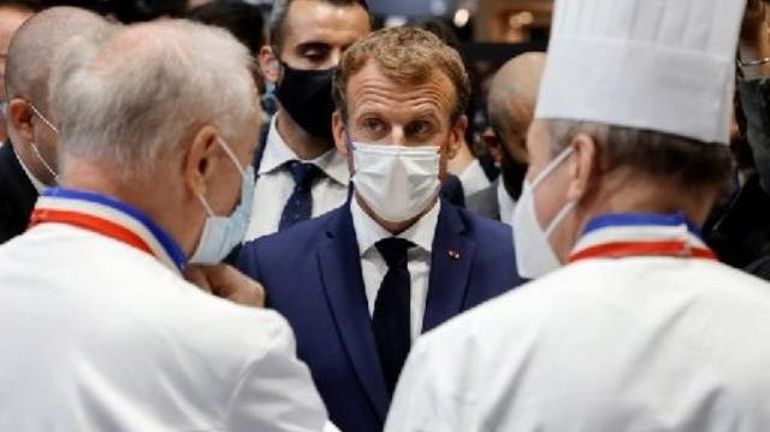 Emmanuel Macron cible d'un jet d'Suf lors d'un salon de la restauration
