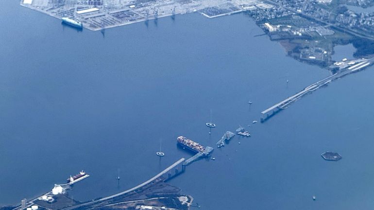 États-Unis : les premières parties du pont effondré à Baltimore ont été récupérées