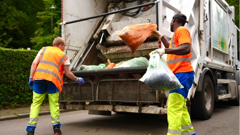 Bruxelles : les sacs verts et les sacs oranges dans le même camion