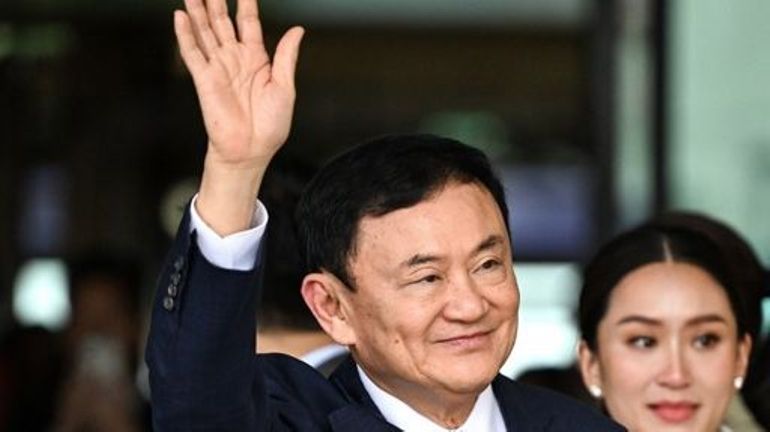 Le roi de Thaïlande réduit la peine de l'ex-Premier ministre Shinawatra à un an de prison