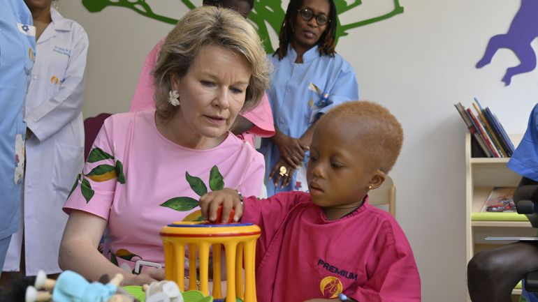 La reine Mathilde visite un hôpital pour mères et enfants en Côte d'Ivoire